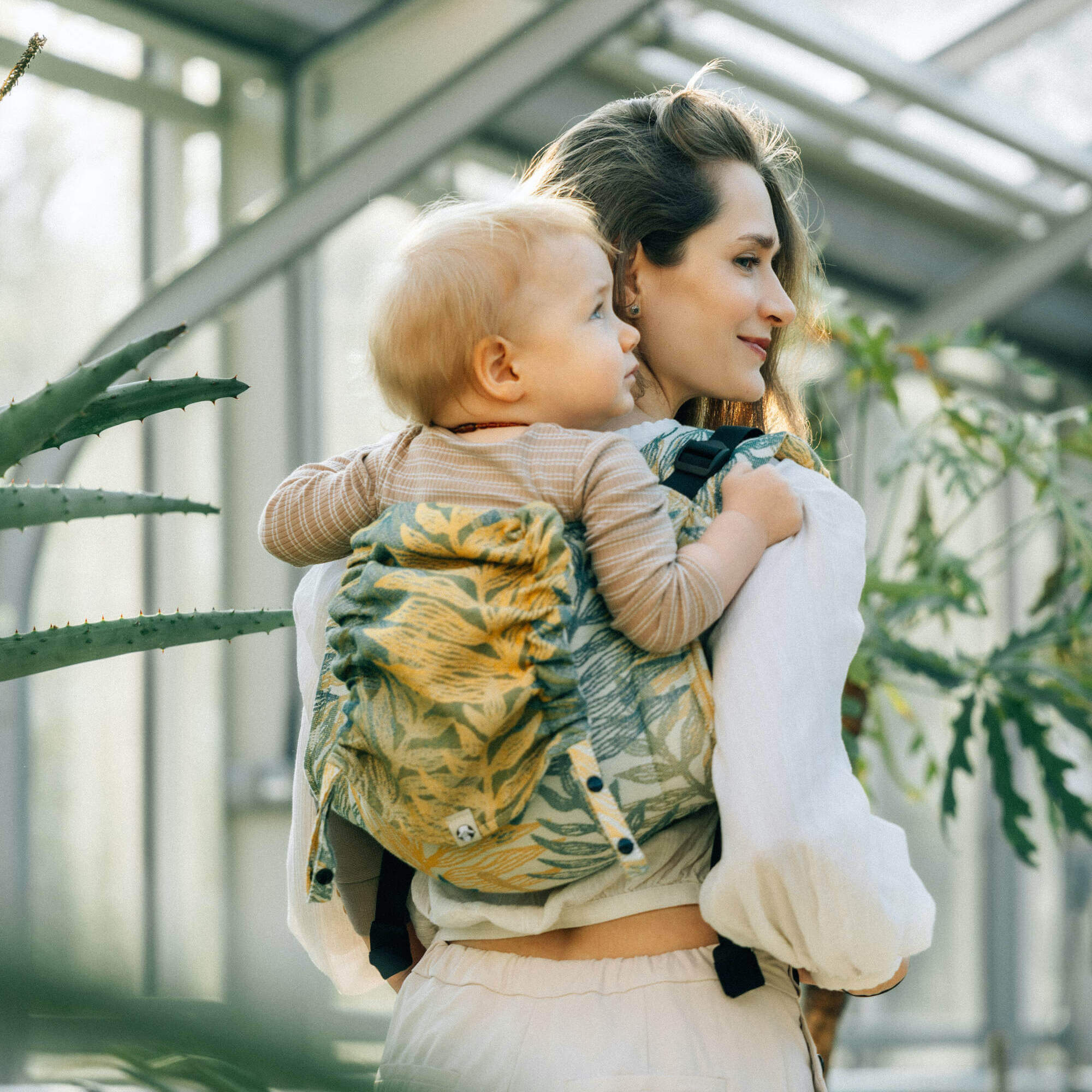 Two ways to get your baby on your back in an Onbuhimo Baby Carrier - Cloth and Carry